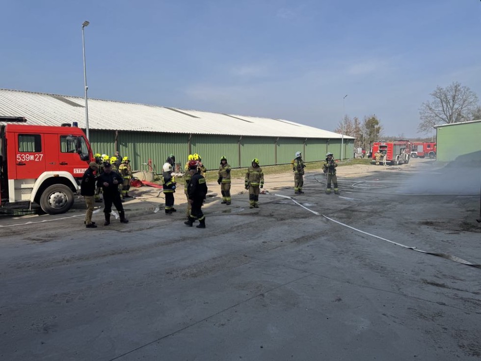 Gmina Stary Dzierzgoń. Pożar i poszkodowane osoby - ćwiczenia strażackie na terenie zakładu rolnego.