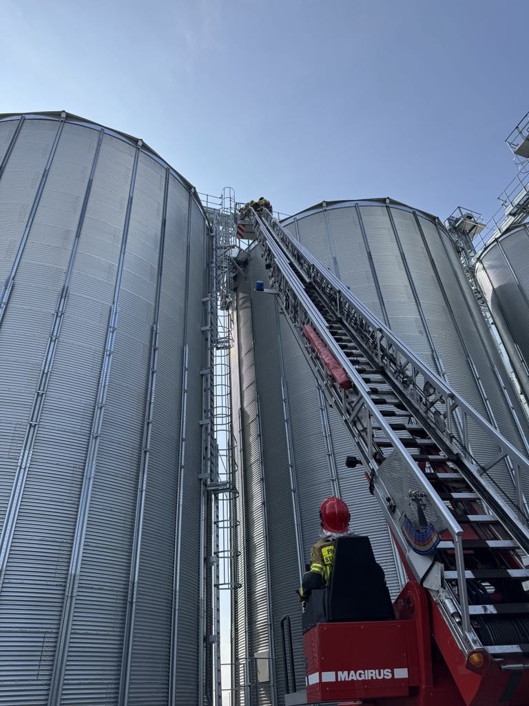 Gmina Stary Dzierzgoń. Pożar i poszkodowane osoby - ćwiczenia strażackie na terenie zakładu rolnego.