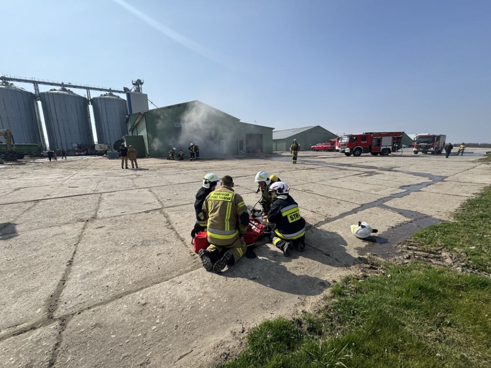 Gmina Stary Dzierzgoń. Pożar i poszkodowane osoby - ćwiczenia strażackie na terenie zakładu rolnego.