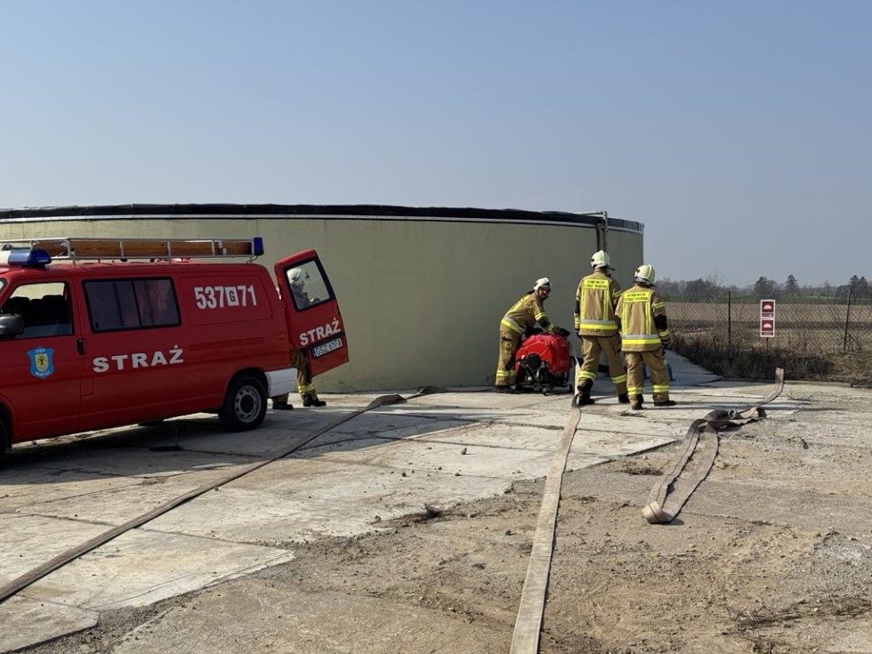 Gmina Stary Dzierzgoń. Pożar i poszkodowane osoby - ćwiczenia strażackie na terenie zakładu rolnego.