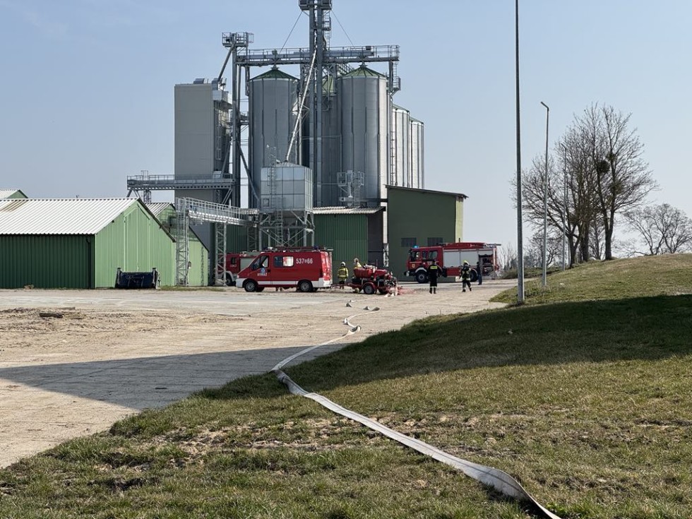 Gmina Stary Dzierzgoń. Pożar i poszkodowane osoby - ćwiczenia strażackie na terenie zakładu rolnego.