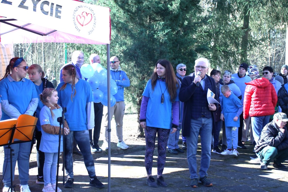 Wspólne bieganie i solidarność na 4. Pikniku Biegowym Razem dla Autyzmu w Uśnicach.
