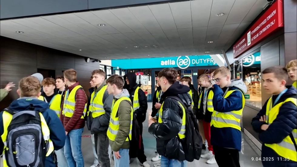 Bezpieczeństwo, technologia i zawody przyszłości – uczniowie Technikum nr 3 z wizytą na lotnisku w Gdańsku.