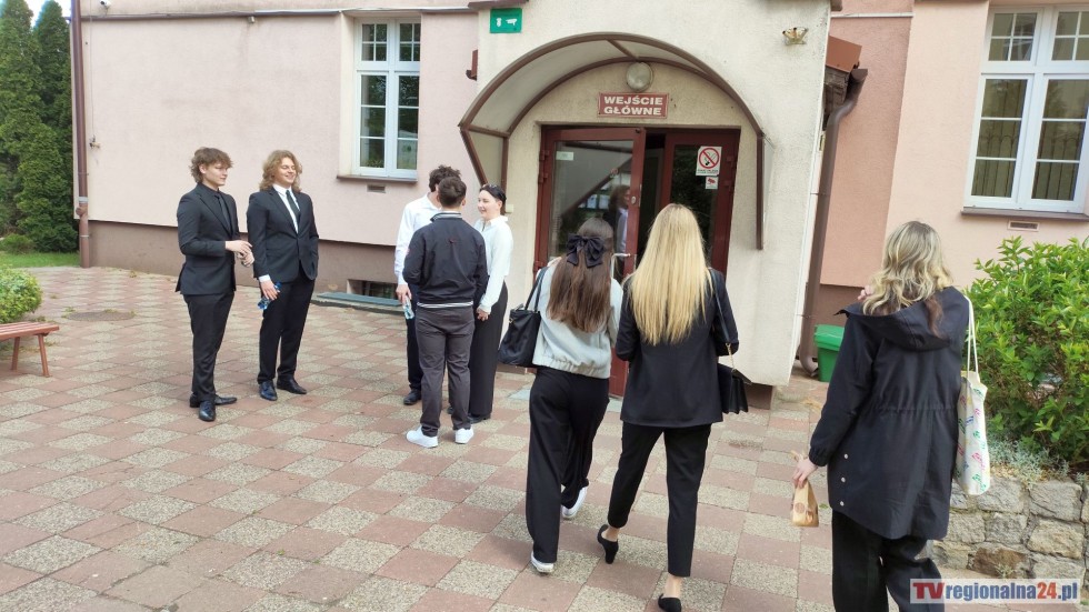 Maturalny maraton rozpoczęty - maturzyści zmierzyli się z językiem polskim. Wideo i zdjęcia