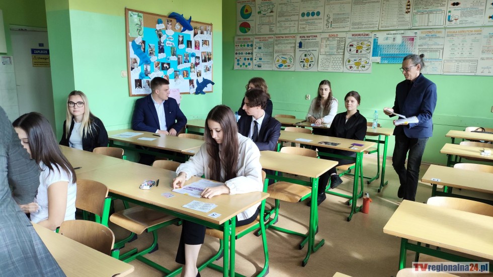 Maturalny maraton rozpoczęty - maturzyści zmierzyli się z językiem polskim. Wideo i zdjęcia