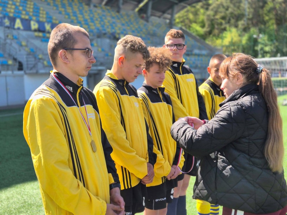 Srebrna drużyna z Uśnic - młodzi piłkarze na podium Pomorskiego Turnieju Olimpiad Specjalnych.