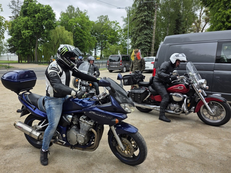 Motocyklowy hołd dla bohatera – VI Rajd Weteranów w Starym Polu.