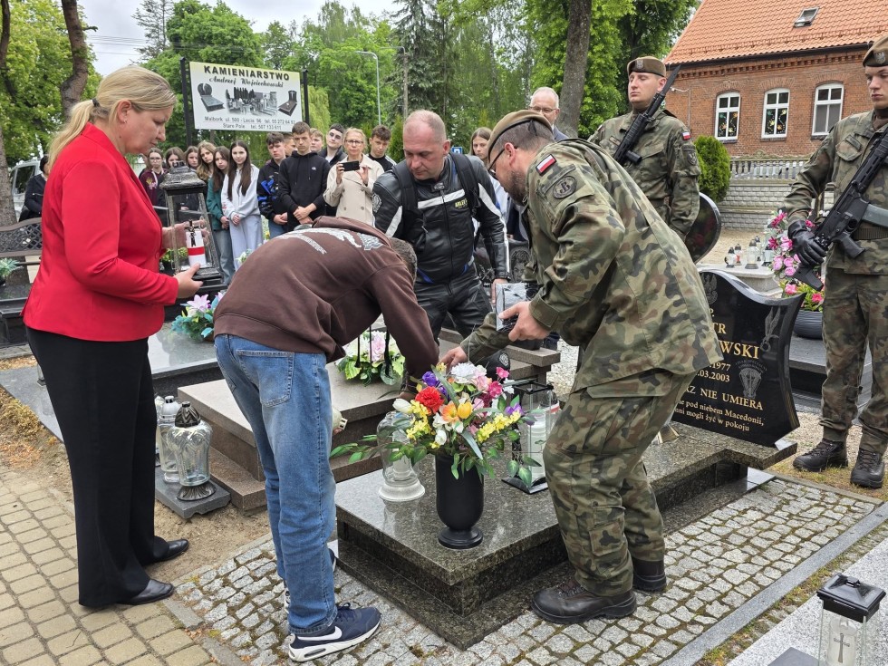 Motocyklowy hołd dla bohatera – VI Rajd Weteranów w Starym Polu.