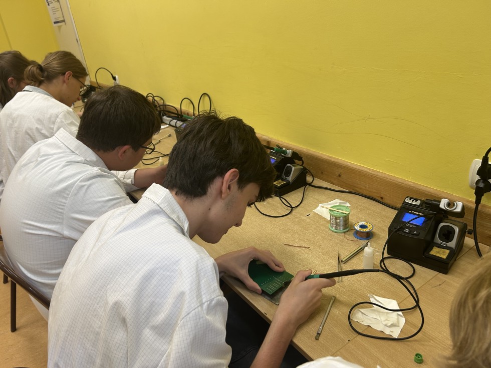 Nowoczesna elektronika w praktyce – kurs BGA dla młodych techników z Malborka.