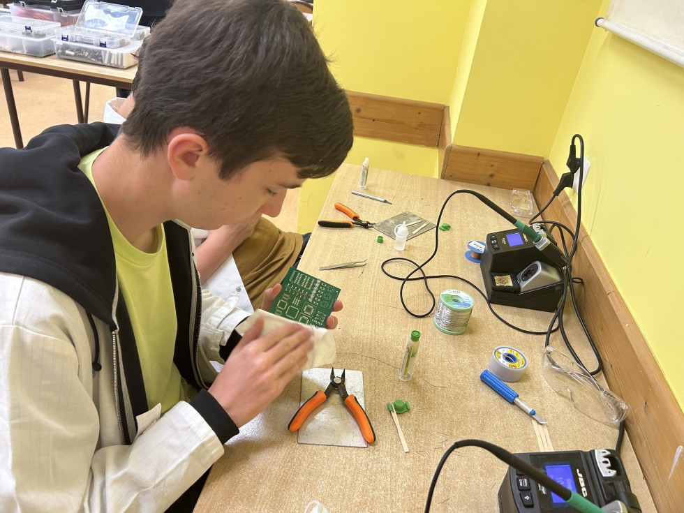 Nowoczesna elektronika w praktyce – kurs BGA dla młodych techników z Malborka.