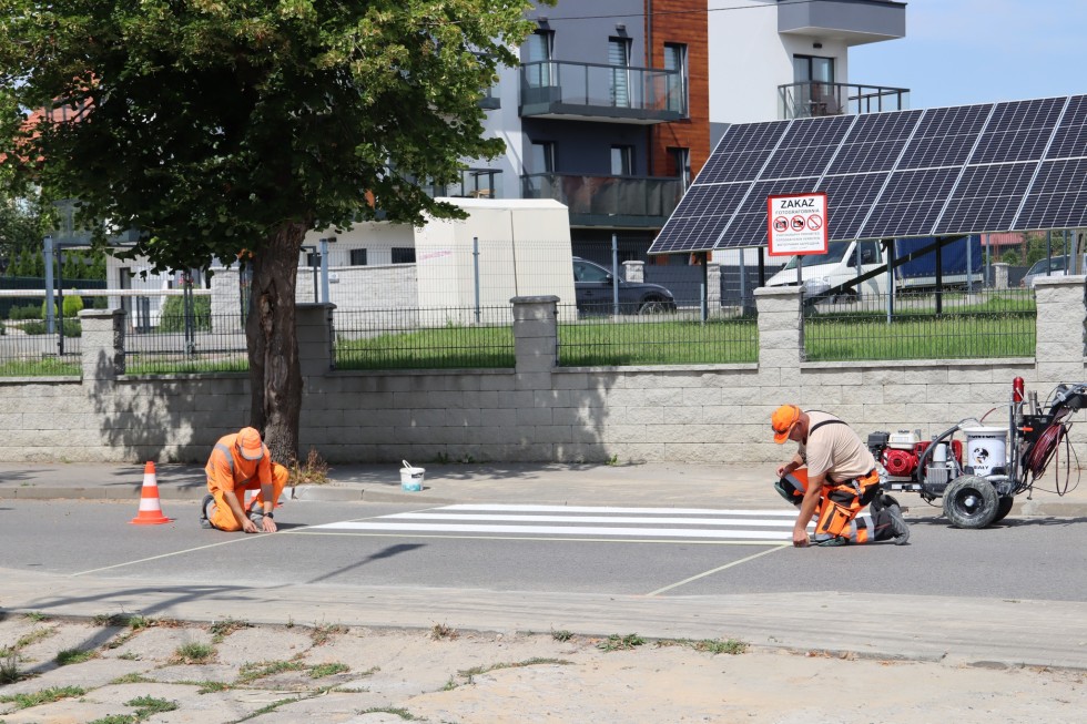 Nowa malarka drogowa w Sztumie – pierwsze pasy już odmalowane.