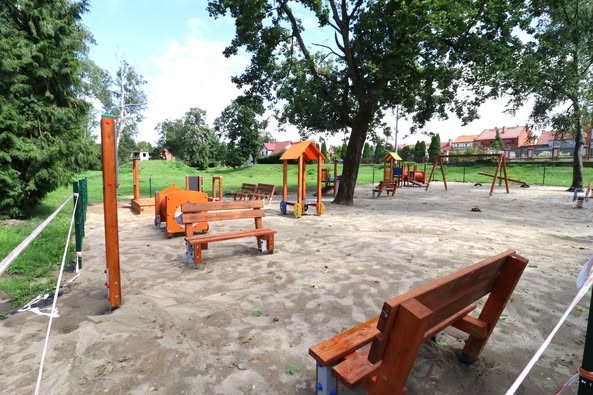 Nowy Staw inwestuje w dziecięcą radość – trwa modernizacja placu zabaw przy Klubie Malucha.