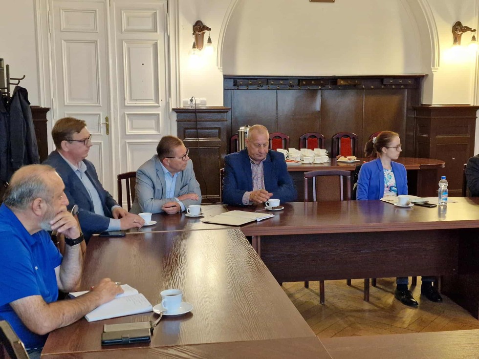 Rolnicy, samorząd i rząd o podtopieniach na Żuławach. W Malborku rozmawiano o szkodach i rozwiązaniach.