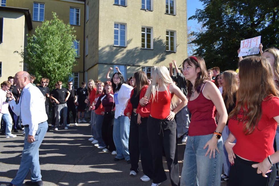 Kolorowe i roztańczone Otrzęsiny w Technikum nr 3 w Malborku.