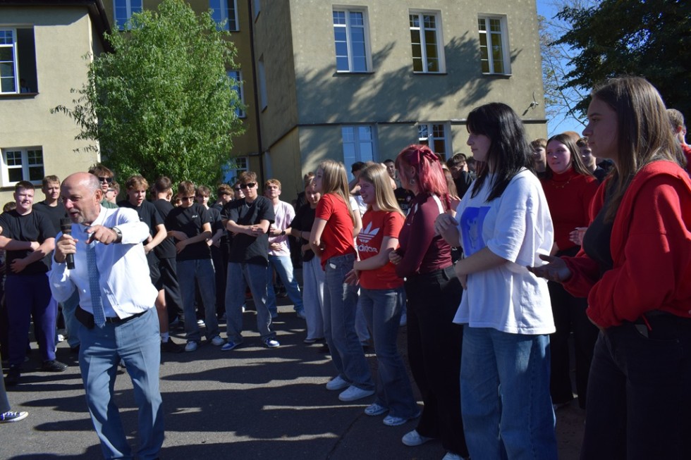 Kolorowe i roztańczone Otrzęsiny w Technikum nr 3 w Malborku.