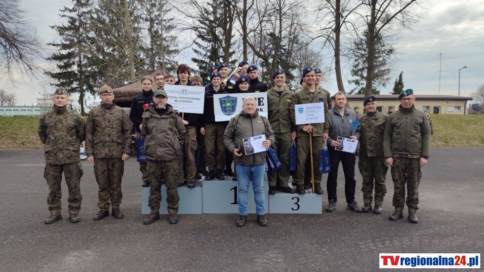 Spartakiada sportowo-obronna na lotnisku w Malborku. Uczniowie klas mundurowych…