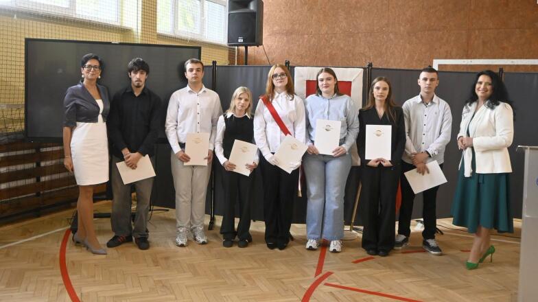 Stypendia Starosty Powiatu Nowodworskiego dla najlepszych absolwentów. Doceniono wyniki i ciężką pracę młodzieży