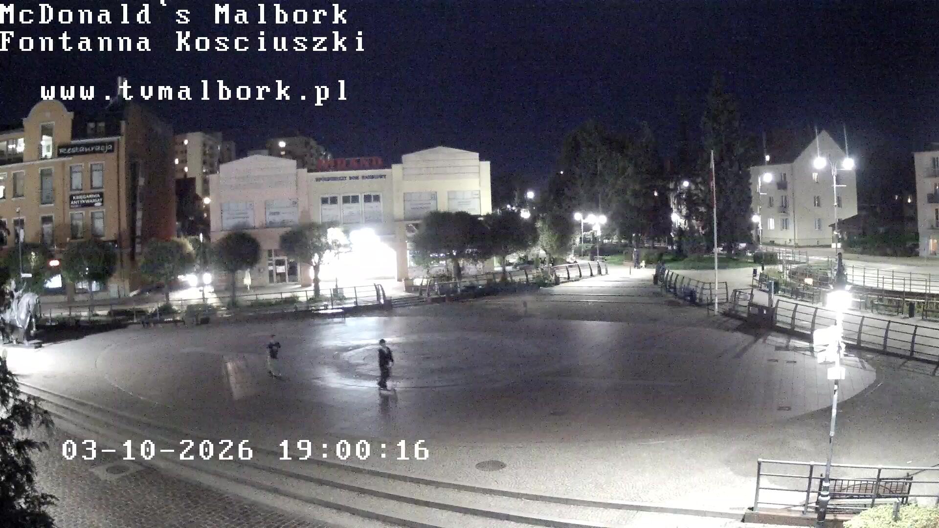 Podgląd: Plac miejski z fontanną i pomnikiem Króla Kazimierza Jagiellończyka w Malborku. Live z McDonald's