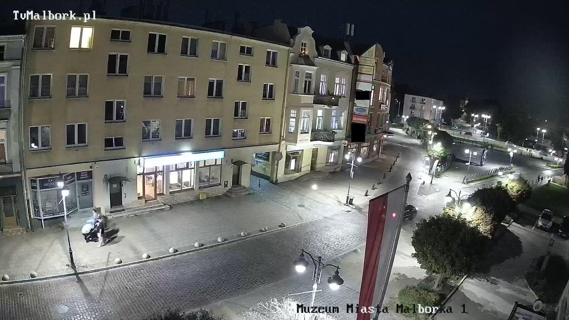 Podgląd: Pomnik Króla Kazimierza Jagiellończyka i plac miejski z fontanną - na żywo z Muzeum Miasta Malborka. Kamera pogodowa Telewizji Malbork